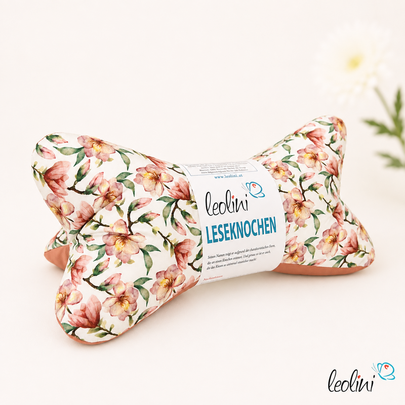 Leseknochen MAGNOLIE – knochenförmiges Nackenkissen mit Blütenmuster, handgenäht
